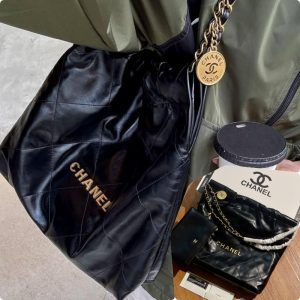CHANEL 22 Tote Medium in Black