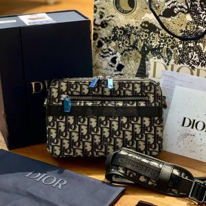 CHRISTIAN DIOR Safari Messenger in Oblique Navy Bag